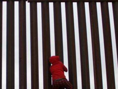 Un niño subido a barrera entre EE UU y México, a la altura de Sunland Park (Nuevo México).