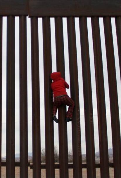 Un niño subido a barrera entre EE UU y México, a la altura de Sunland Park (Nuevo México).