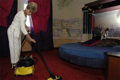 Una mujer limpia una habitación en Artemis, el burdel más grande de Berlín.