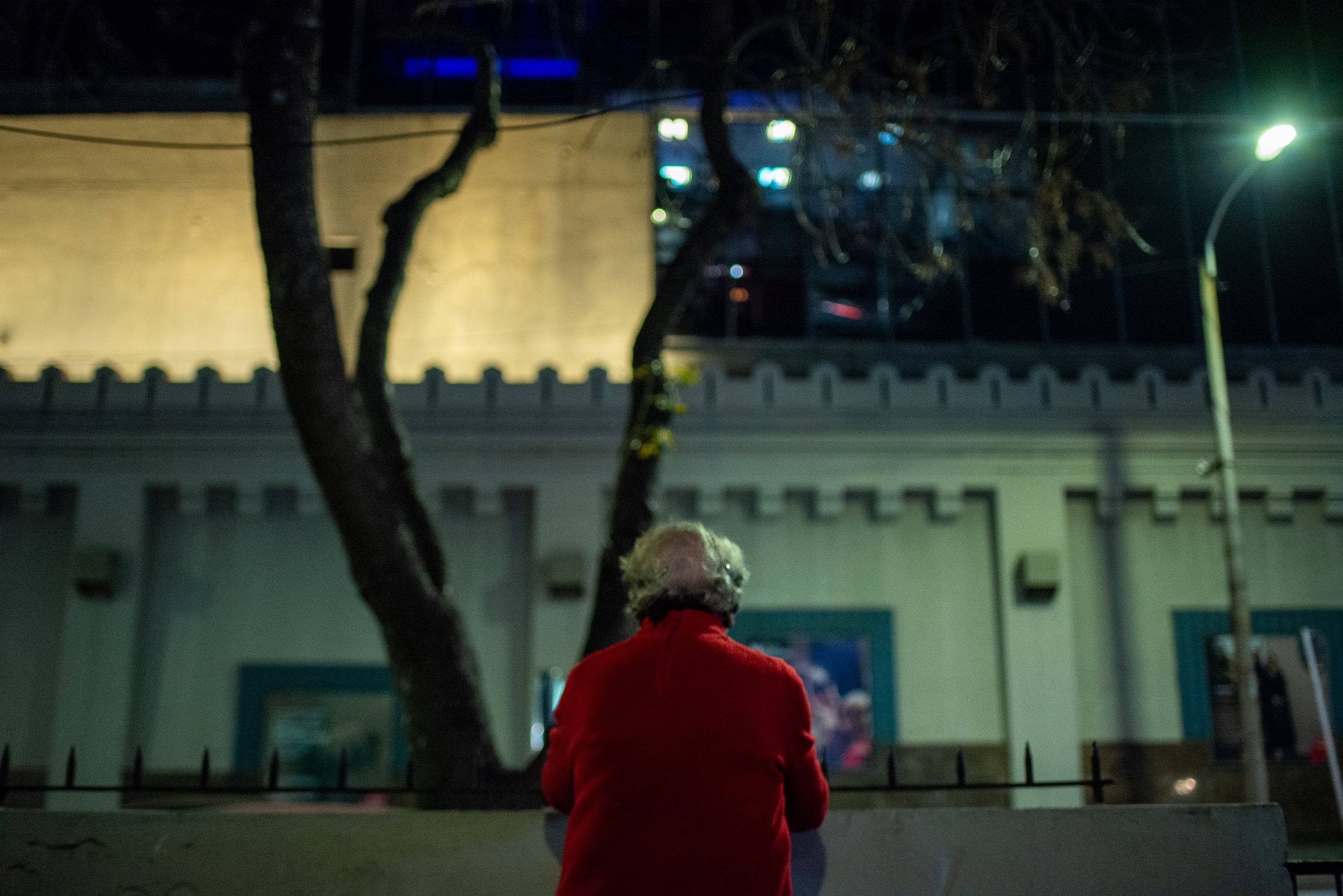 Serrana Auliso en la puerta de su casa en Montevideo. Frente a ella, el viejo paredón de la cárcel de Punta Carretas, ahora reconvertida en centro comercial.