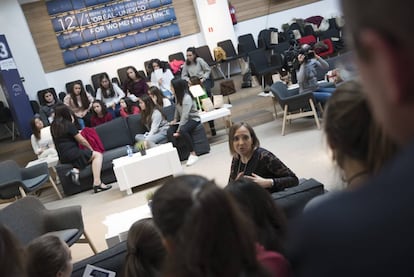 Encuentro entre científicas y niñas.