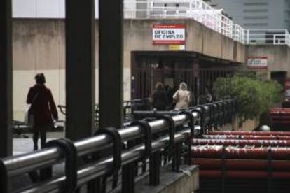 Varias personas en una oficina del INEM en Madrid. EFE/Archivo