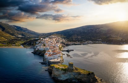 Vista aérea de la isla griega de Andros.