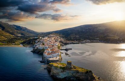 Vista aérea de la isla griega de Andros.