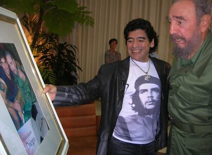 El ex futbolista argentino Diego Armando Maradona ha regalado al presidente iraní, Mahmud Ahmadineyad, su camiseta con el número 10, la que hizo vibrar a la afición argentina y del mundo entero. Maradona, que ha sido invitado a viajar a Irán, envió la camiseta a Ahmadineyad a través del embajador iraní en Buenos Aires. El pasado mes de diciembre, Maradona expresó su solidaridad "de todo corazón" con el pueblo iraní y mostró su deseo de conocer a Ahmadineyad. La imagen es de archivo. En ella, el futbolista Diego Armando Maradona entrevista al presidente Fidel Castro en el programa de la televisión cubana <i>La hora 10</i>.