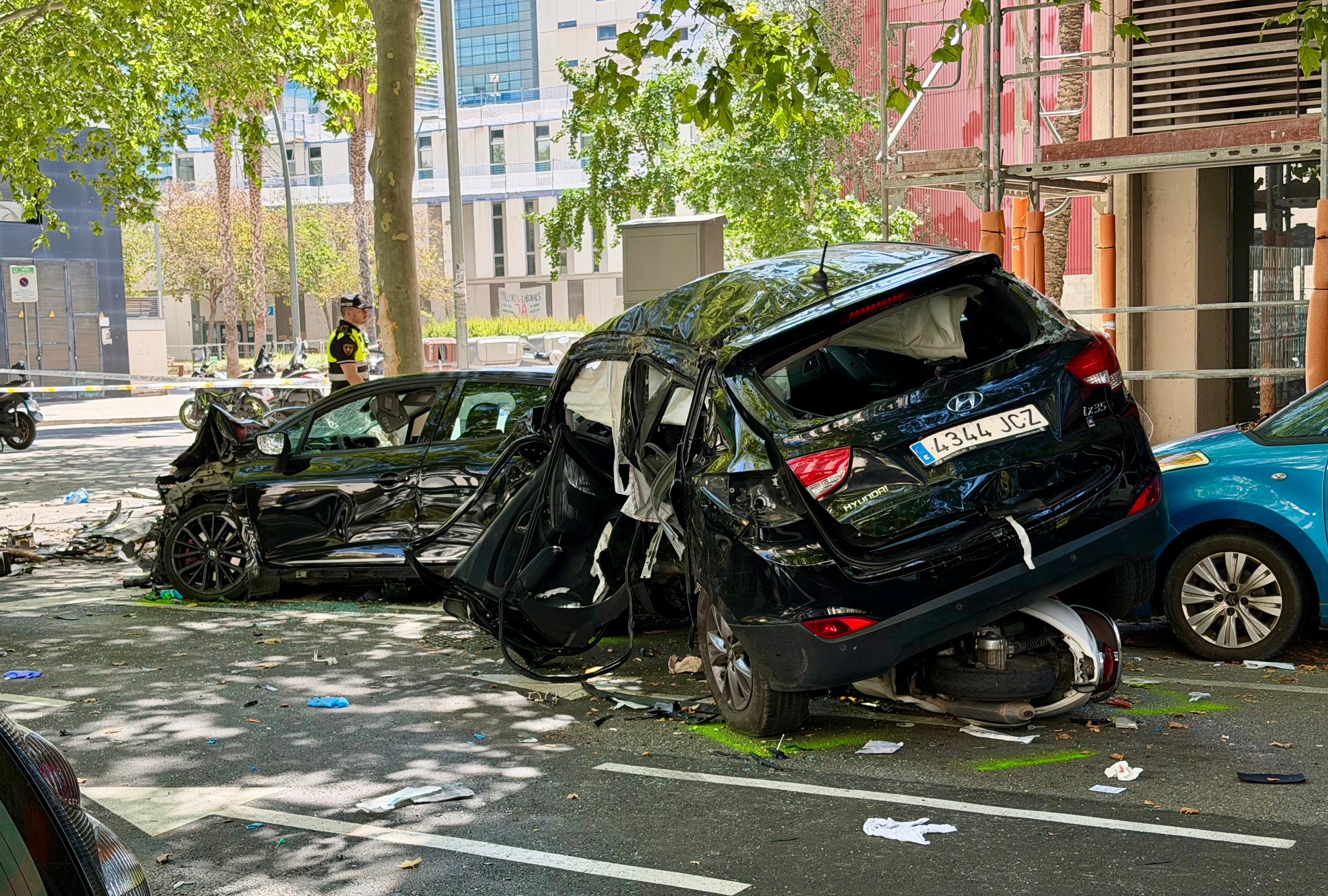 Dos muertos en un accidente de tráfico en Barcelona provocado por un coche que huía de los Mossos