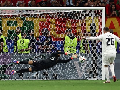 Diogo Costa detiene el penalti a Ilicic.