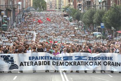 Miles de personas marchan en Bilbao contra la sentencia del 'caso Bateragune'.
