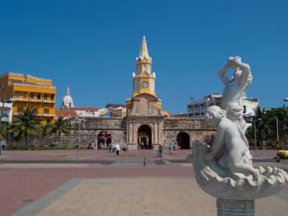 Vista de la torre del reloj de la Plaza de La Paz, en Cartagena, Colombia.