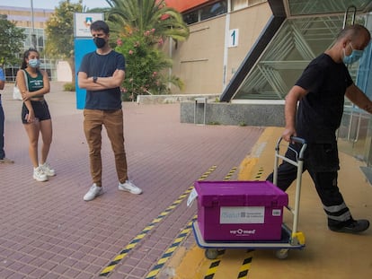 Un repartidor entrega un lote de vacunas en el centro de vacunación masiva, instalado en la Fira de Cornellà.