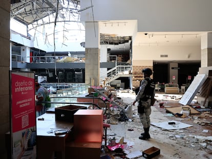 Un miembro de la Guardia Nacional vigila un centro comercial destruido por el paso del huracán Otis, en Acapulco, el pasado 27 de octubre.