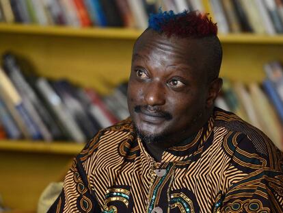 Binyavanga Wainaina en una entrevista con AFP, en Nairobi.