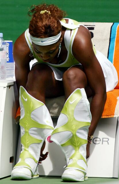 Serena Williams también arriesga con los complementos. Aquí, con unas botas altas en blanco y verde en enero de 2004 en Melbourne, Australia.