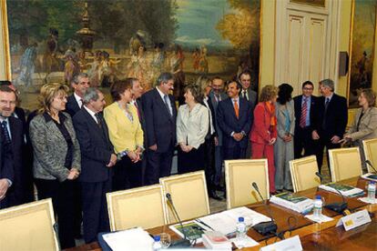 San Segundo posa con los consejeros autonómicos momentos antes de la reunión de la Conferencia Sectorial.