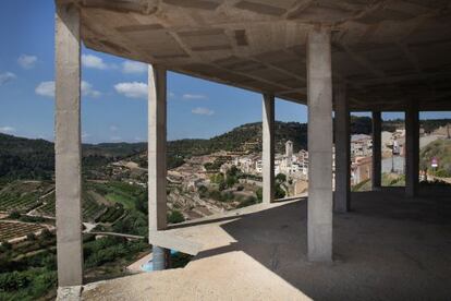 L'esquelet de l'edifici, a dalt de tot del poble.