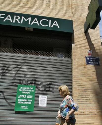 Farmacia cerrada en el centro de Valencia durante una protesta del sector en el pasado mes de junio por los impagos de la Generalitat.
