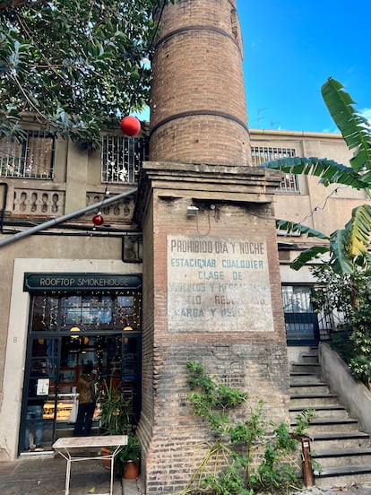 A la entrada del ahumador hay una gigantesca chimenea de la antigua Fábrica de muñecas Lehmann, ya desaparecida.