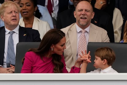 De nuevo el príncipe Luis, en menor de los hijos de los duques de Cambridge, ha llamado la atención al estar inquieto y pasar de brazo en brazo. En un momento del desfile su madre, Kate Middleton, le ha reñido discretamente.