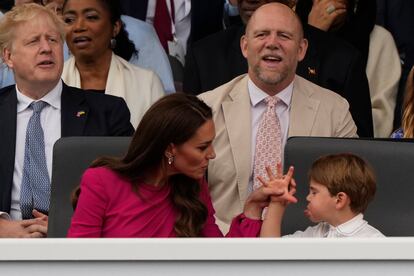 De nuevo el príncipe Luis, en menor de los hijos de los duques de Cambridge, ha llamado la atención al estar inquieto y pasar de brazo en brazo. En un momento del desfile su madre, Kate Middleton, le ha reñido discretamente.