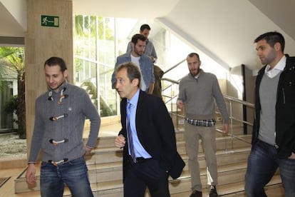 Llorente, presidente de la ABP, junto a Felipe Reyes y Sergio Rodríguez, en una reunión de diciembre.