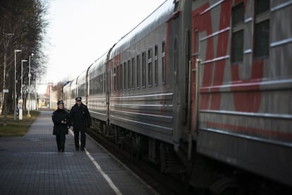 Dos soldados lituanos, a punto de entrar al tren ruso con destino Kaliningrado para hacer los controles de seguridad pertinentes. Cuando el tren entra por el oeste en Lituania, la policía del país le implanta un GPS para tenerlo controlado en todo momento. Justo antes de entrar en Kaliningrado, al este, se lo quitan.