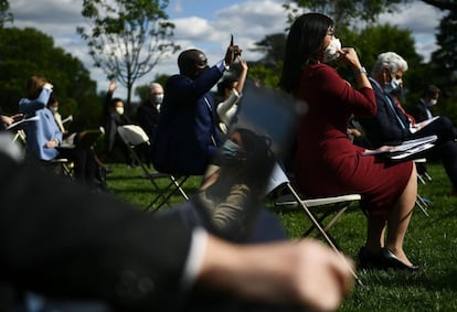 Periodistas siguen la rueda de prensa del presidente de los Estados Unidos, Donald Trump, en el jardín de las Rosas de la Casa Blanca, en Washington.