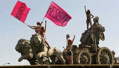 Cuatro activistas de la organización feminista Femen, subidas a la Cibeles (Madrid) en una protesta contra la 'ley mordaza'.