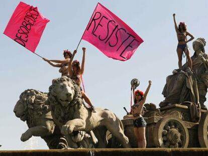 Cuatro activistas de la organización feminista Femen, subidas a la Cibeles (Madrid) en una protesta contra la 'ley mordaza'.