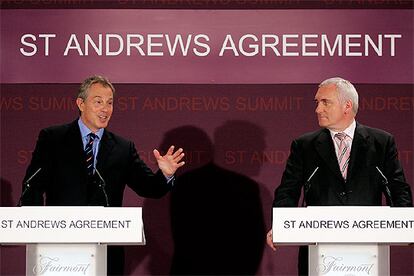 Tony Blair y Bertie Ahern responden a las preguntas en la rueda de prensa en la localidad escocesa de Saint Andrews.