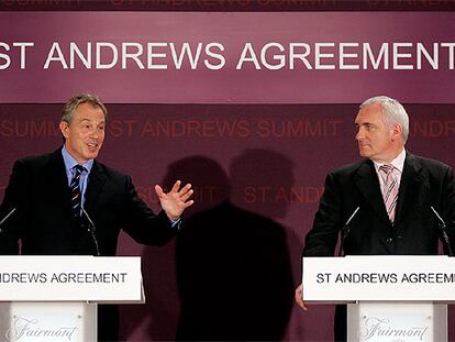 Tony Blair y Bertie Ahern responden a las preguntas en la rueda de prensa en la localidad escocesa de Saint Andrews.