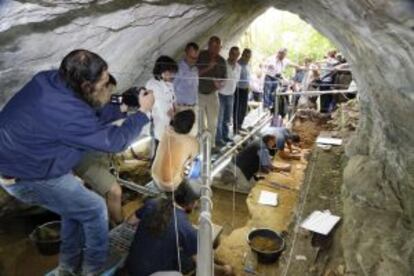 El conselleiro de Cultura y el rector, de visita en la cueva.