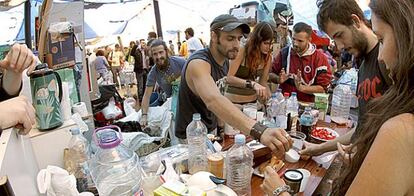 Los manifestantes se organizan para la comida