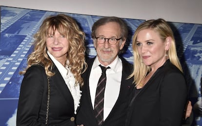 Kate Capshaw, Steven Spielberg y Jessica Capshaw, en Los Ángeles (California, Estados Unidos), en 2017.