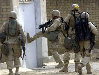 Los <i>marines</i> entrando en una casa, ayer en Bagdad.