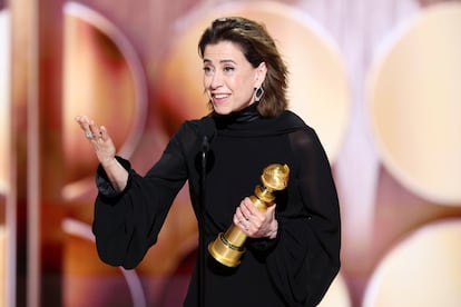 La intérprete brasileña Fernanda Torres, con su Globo de Oro a mejor actriz por 'Aun estoy aquí', el 5 de enero de 2025 en el hotel Beverly Hilton de Beverly Hills, California. 