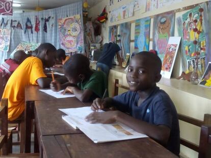 Un grupo de niños de la casa en el taller.