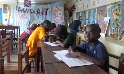 Un grupo de niños de la casa en el taller.