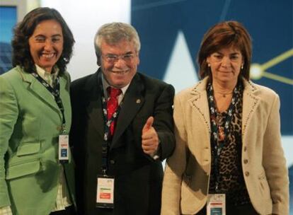 La cúpula de la FEMP: Rosa Aguilar (IU), el presidente, Pedro Castro (PSOE), y Regina Otaola (PP).