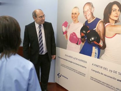 El consejero Jon Darpón, durante la presentación de una campaña contra la gripe.