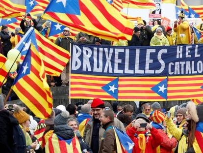 Manifestantes en Bruselas protestan por la entrada en prisión de Carles Puigdemont.