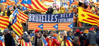 Manifestantes en Bruselas protestan por la entrada en prisión de Carles Puigdemont.