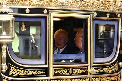Con esta segunda visita de Estado al Reino Unido, Trump hace historia. La primera se produjo en junio de 2019, cuando fueron recibidos por la reina Isabel II y el entonces príncipe Carlos III en el palacio de Buckingham. Se alojaron en Winfield House, la residencia del embajador estadounidense, se lanzó una salva de 41 cañonazos en Green Park y se organizó un banquete de Estado ofrecido por la monarca, algo que volverá a suceder este miércoles, aunque el escenario de la cena de gala será Windsor. 