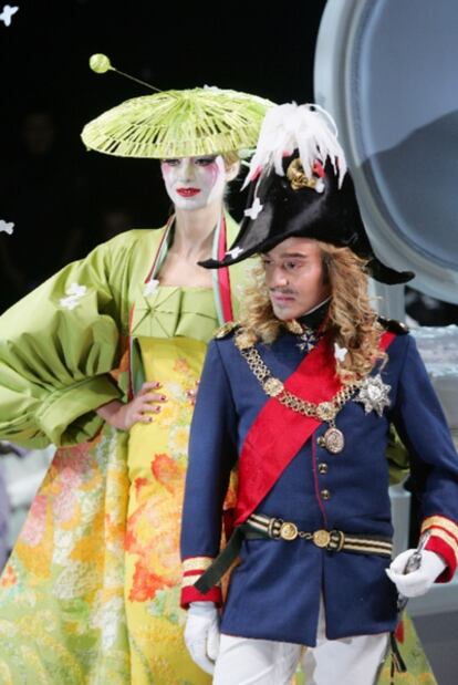 El diseñador John Galliano saluda al público, tras un desfile en París en 2007.