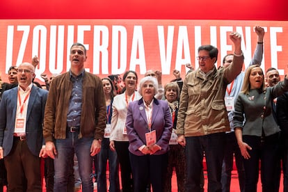 Desde la izquierda, Francisco Martín, delegado del Gobierno en Madrid; Pedro Sánchez, secretario general del PSOE; Pilar Sánchez Acera, nueva secretaria de organización del PSM; Paquita Sauquillo, presidenta del PSOE en Madrid; Óscar López, secretario general del PSM, y Mar Espinar, este domingo. 