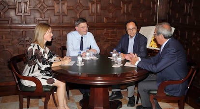 El presidente de la Generalitat, Ximo Puig, durante la reuni&oacute;n con el consejero y la secretaria Auton&oacute;mica de Hacienda, Vicent Soler y Clara Ferrando, y el experto, Francisco P&eacute;rez.
 