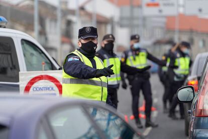 Varios de los agentes de la policía local realizando un control de movilidad en la salida de Santiago de Compostela.