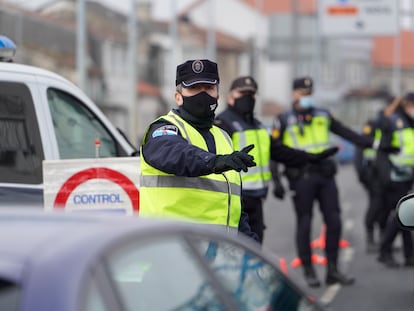 Varios de los agentes de la policía local realizando un control de movilidad en la salida de Santiago de Compostela.