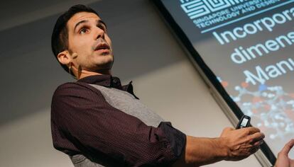 Javier Fernández, durante una presentación de su investigación.