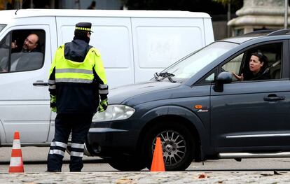 Una conductora pide hoy a un policía municipal que le deje pasar por Gran Vía