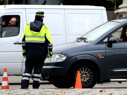 Una conductora pide hoy a un policía municipal que le deje pasar por Gran Vía